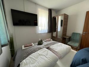 Postel nebo postele na pokoji v ubytování Jázmin Apartman