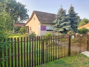uma cerca de madeira em frente a uma casa em sobe MAŠA em Subotica