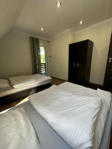 מיטה או מיטות בחדר ב-Domek nad jeziorem - Białka