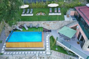 uma vista superior de uma piscina num quintal em Estrela do Geres no Gerês