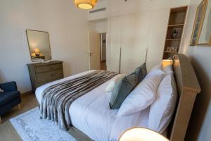 Katil atau katil-katil dalam bilik di HiGuests - Stylish Waterfront Retreat With Balcony in La Mer