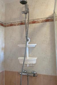 a shower in a bathroom with shelves on the wall at Carnac - Maison - Environnement nature et spacieux - 4-5 km des plages in Carnac