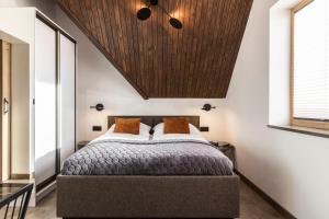 Ένα ή περισσότερα κρεβάτια σε δωμάτιο στο TatryTop Apartamenty GREY HOUSE