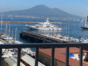 eine Yacht liegt in einem Yachthafen in der Unterkunft Appartamento vista mare Aria 'e mare tra Pompei e Sorrento in Castellammare di Stabia