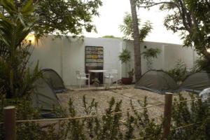 een groep tenten en een tafel in een tuin bij Cabaña Salguero in Santa Marta