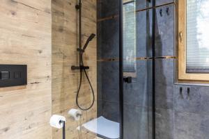 Ένα μπάνιο στο TatryTop Apartamenty GREY HOUSE +84 φωτογραφίες