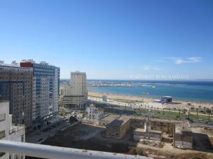 een uitzicht op een stad met een strand en gebouwen bij Apartment Borj Rayhane in Tanger