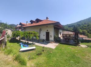 una piccola casa con cortile e piscina di B&B Da Dodo' a Calizzano