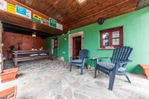 廣場區的住宿－La Congosta mágica aldea rodeada de montañas，客厅配有两把椅子和一张桌子