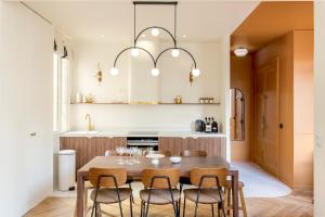 Bourse Feydeau في باريس: مطبخ مع طاولة وكراسي خشبية