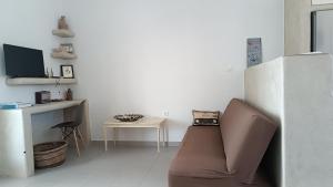 a living room with a couch and a desk at Sarakiniko in Agiassos