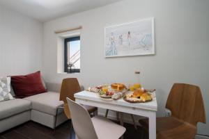 un soggiorno con divano e tavolo con cibo sopra di Host Wise - Impressive Restful Houses a Porto