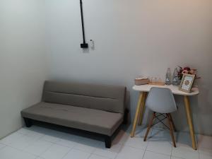 una silla y una mesa en una habitación en Nimman 9 en Chiang Mai