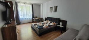 Televízia a/alebo spoločenská miestnosť v ubytovaní Apartament Skwer Kosciuszki Morze