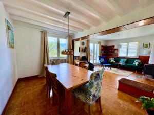 sala de estar con mesa de madera y sofá en Villa Champagne, en Champagne-en-Valromey