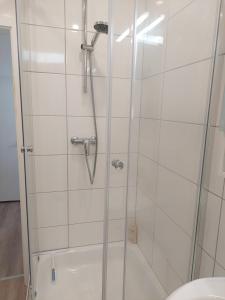 um chuveiro com uma porta de vidro na casa de banho em Tapas restaurante 1 em Viersen