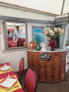 ein Esszimmer mit einem Spiegel, einem Tisch und Stühlen in der Unterkunft Tapas restaurante 1 in Viersen