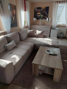 uma sala de estar com um sofá grande e uma mesa de centro em Tapas restaurante 1 em Viersen