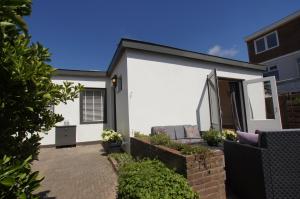 ザントフォールトにあるZomerhuis aan Zeeの白い家(パティオ付)