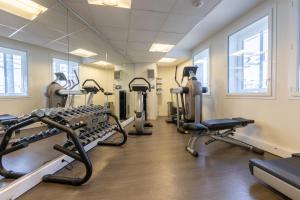 een fitnessruimte met loopbanden en crosstrainers bij Novotel Suites Paris Expo Porte de Versailles in Parijs