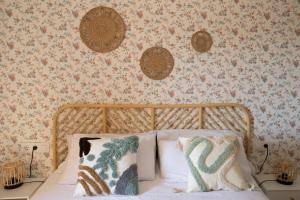 1 dormitorio con 2 almohadas en Apartamento Baluarte de los Pozos en Cáceres
