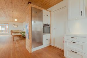 una cocina con una puerta que conduce a una sala de estar en Nordic Serenity - Amazing Sea And Mountain View 