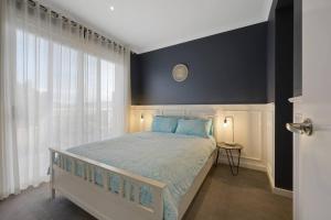 Säng eller sängar i ett rum på Sommerville Retreat, 4 bedroom house