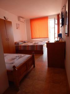um quarto com 2 camas e uma janela em Tony Guest House em Sozopol