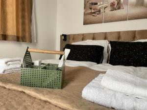 Postel nebo postele na pokoji v ubytování Jázmin Apartman