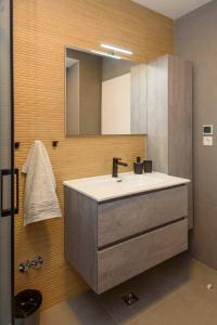La salle de bains est pourvue d'un lavabo et d'un miroir. dans l'établissement Apartman Vista Metković, à Metković