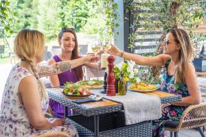 Nápoje v ubytovaní Srebrny Bucznik Wellness & Restaurant