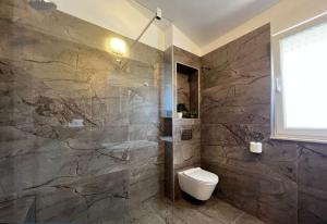Koupelna v ubytování Exclusive penthouse on 100 square only 70 m from the sea + 37 fotografií