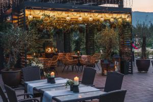 Reštaurácia alebo iné gastronomické zariadenie v ubytovaní Srebrny Bucznik Wellness & Restaurant