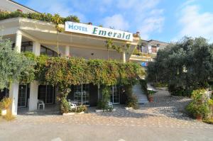 een hotel smaragd met klimop op de gevel bij Hotel Emerald in Chrysi Ammoudia