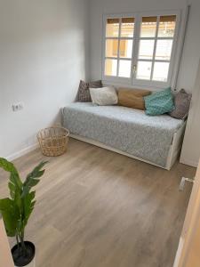 Habitación con cama en habitación con ventana en Estudio al lado de la playa, en Calafell