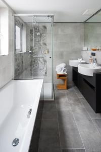 Koupelna v ubytování Hotel Goldener Adler - im Sommer Silvretta Card Premium inkludiert