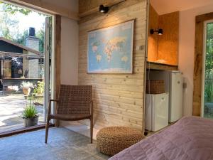 ein Schlafzimmer mit einem Kühlschrank, einem Stuhl und einem Fenster in der Unterkunft Sommerhus med sjæl in Egå