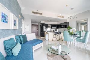 sala de estar con sofá azul y mesa en Downtown Luxury - 5 star Hotel Facilities - 5 min walk to Dubai Mall, en Dubái