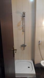 فندق روابي العزيزية-Rawaby Hotels في مكة المكرمة: حمام مع دش مع مرحاض ومغسلة