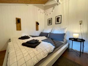 een slaapkamer met een bed met 2 kussens erop bij Ferienhaus Kleine Auszeit in der Natur mit Kamin, Yogamatten, schöne Küche in Extertal