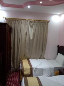 فندق روابي العزيزية-Rawaby Hotels房間的床