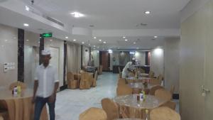 Restaurace v ubytování فندق لؤلؤة الريان الروضة