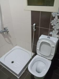 فندق روابي العزيزية-Rawaby Hotels في مكة المكرمة: حمام به مرحاض أبيض ومغسلة