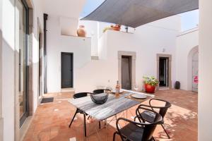 a dining room with a table and chairs at Casa Rosa in São Brás de Alportel