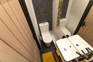 an overhead view of a bathroom with a sink and toilet at Luxury Bumblebee Cottage Frome Longleat Aqua Sana Bath DOG FREEndly in Frome