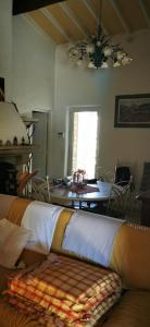 ein Wohnzimmer mit einer Couch mit einer Decke drauf in der Unterkunft Maison provençale en pierres sèches in Gordes