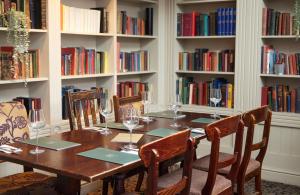 uma mesa de jantar com cadeiras e copos de vinho em Kings Arms Hotel by Greene King Inns em Westerham