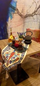 una mesa con un set de té encima en Sahil Inn Baku Hotel Formula 1 View en Baku