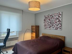 Llit o llits en una habitació de Cozy and spacious 3 bedrooms with private garage & international TV