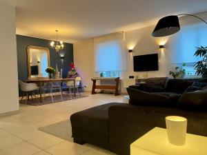 sala de estar con sofá y comedor en Cozy and spacious 3 bedrooms with private garage & international TV, 